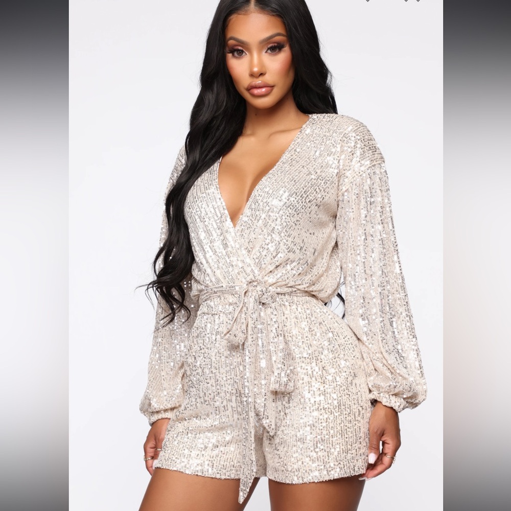 NWOT *gold-tone* Sequin romper shorts. Pit to pit 18 inches,✨